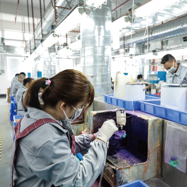 HOME 32 Spray Painting